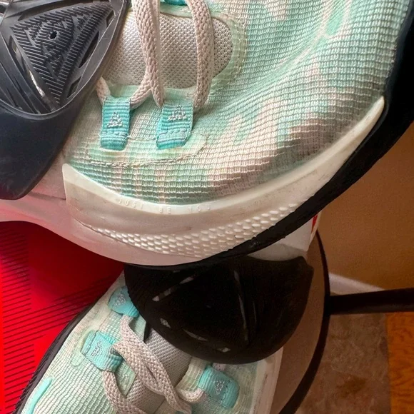 Nike- Kyrie Low 3 - Size-6.5